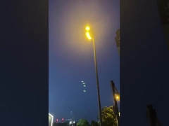 अपने दोस्तों के साथ फ्लड लाइट के नीचे टहलना ❤️ है