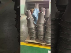 बगीचे की रोशनी के आवास को पॉलिश किया जा रहा है... सभी एल्यूमीनियम उत्पाद।