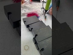 दैनिक असेंबली में प्रकाश व्यवस्था के सामान - केबलों की स्थापना।