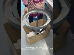 नए सौर उद्यान प्रकाशकों को इकट्ठा किया जा रहा है और शिपमेंट के लिए तैयार हैं।