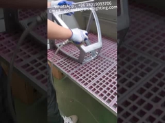 उत्पादन कार्यशाला में एल्यूमीनियम उद्यान दीपक आवास को पॉलिश किया जा रहा है।