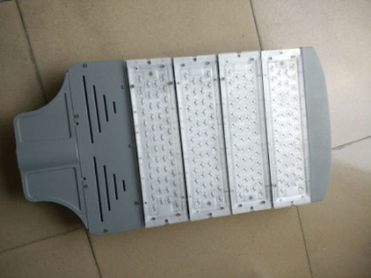 उच्च चमक IP66 ट्रिपल क्री एलईडी स्ट्रीट लाइट 110W 120W के साथ 10KV 20KV अधिभार संरक्षण आधुनिक एलईडी स्ट्रीट लाइट्स