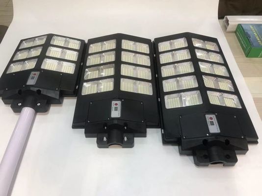 रिमोट कंट्रोल Ip65 वाटरप्रूफ 1200W ऑल इन वन आउटडोर सोलर एलईडी स्ट्रीट लाइट मोशन सेंसर